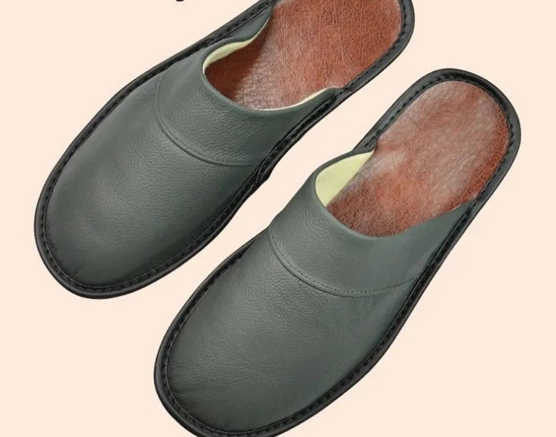 Chaussons en similicuir, confortables et élégants pour la maison.
