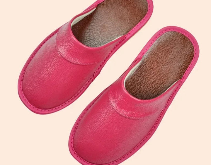 Chaussons en similicuir, confortables et élégants pour la maison.