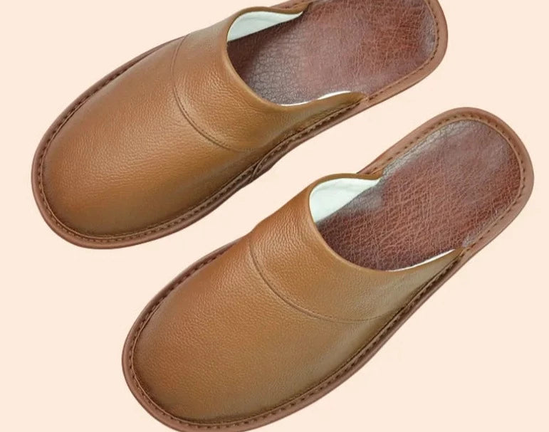 Chaussons en similicuir, confortables et élégants pour la maison.