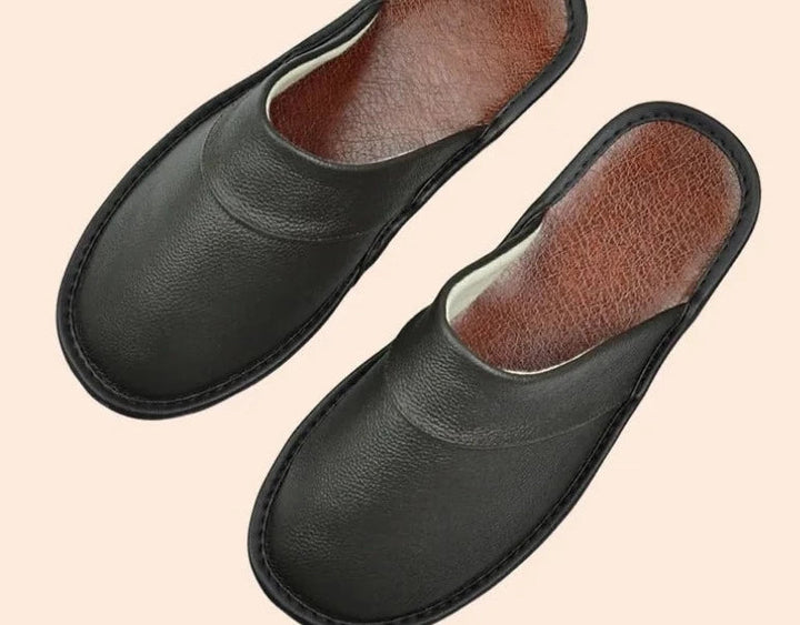 Chaussons en similicuir, confortables et élégants pour la maison.