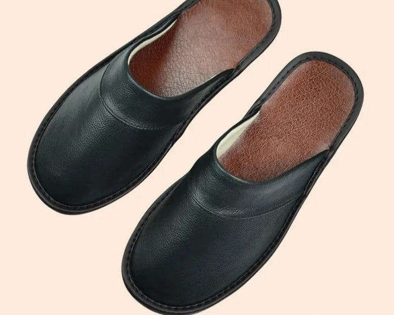 Chaussons en similicuir, confortables et élégants pour la maison.