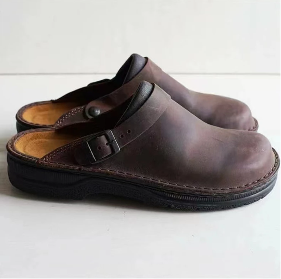 Chaussons femme confortables gris, semelle ergonomique pour soutien quotidien à la maison.