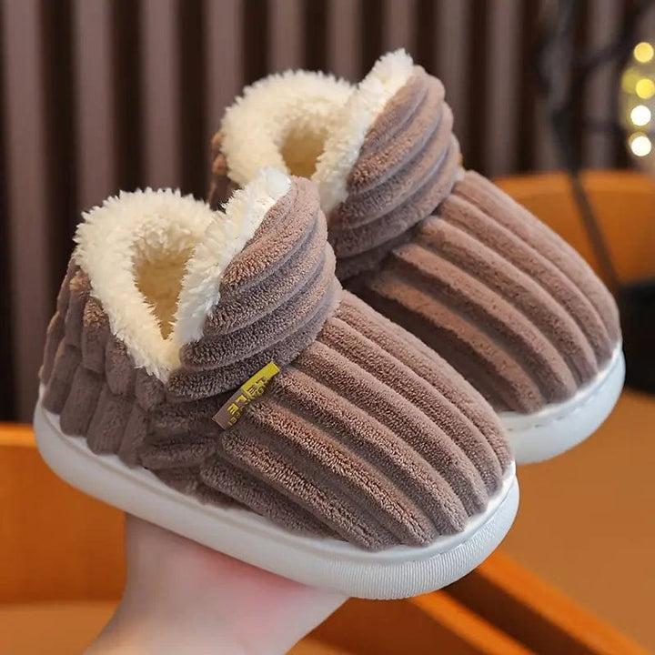 Chaussons femme modernes et chauds, parfaits pour les soirées cocooning.