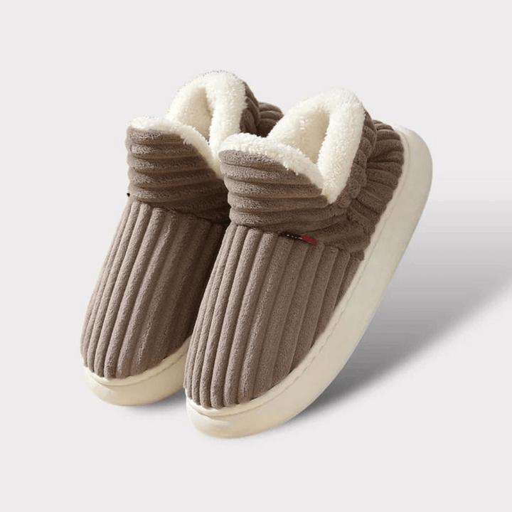Pantoufles femme confort durable, idéales pour la détente après une longue journée.