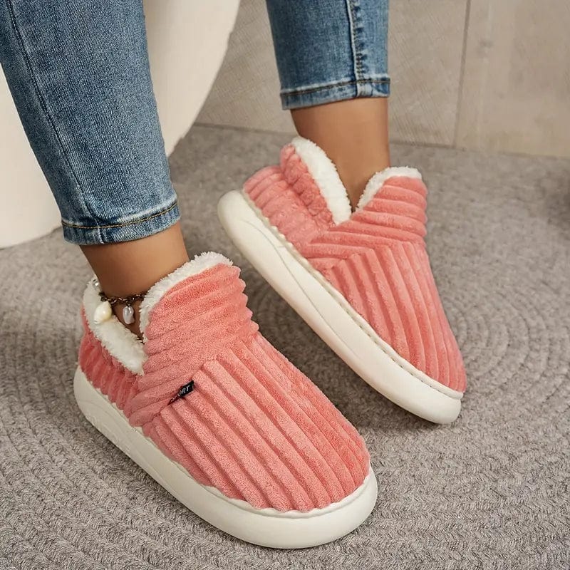 Chaussons femme gris fausse fourrure, confortables, antidérapants pour la maison.
