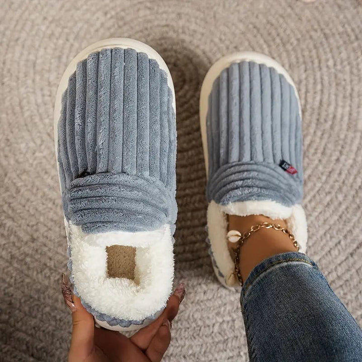 Chaussons femme élégants en maille, doublure chaude, parfaits pour l'hiver.