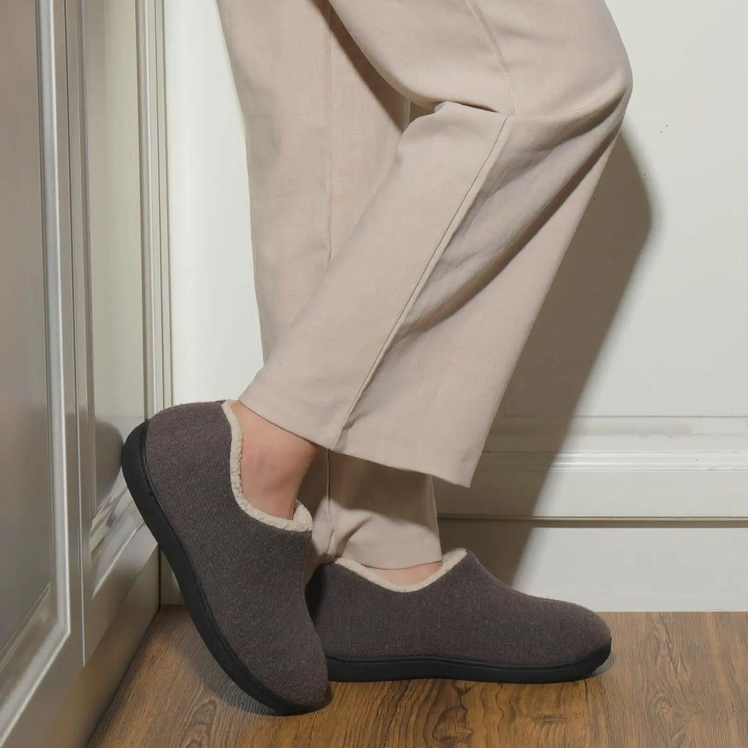 Chaussons chauds femme en mousse à mémoire, parfaits pour l'hiver et le confort à la maison.
