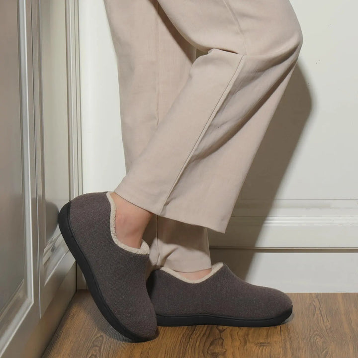Chaussons chauds femme en mousse à mémoire, parfaits pour l'hiver et le confort à la maison.