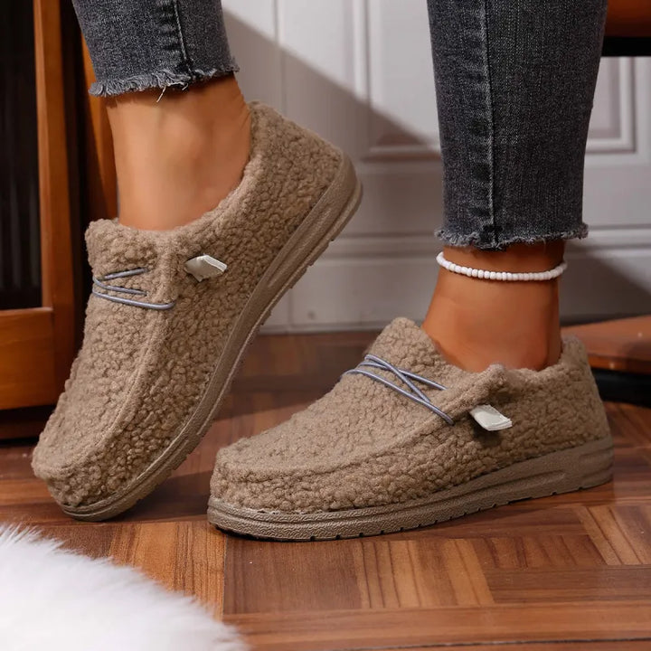 Paire de pantoufles femme douillettes en fausse fourrure, idéales pour garder les pieds au chaud en hiver.