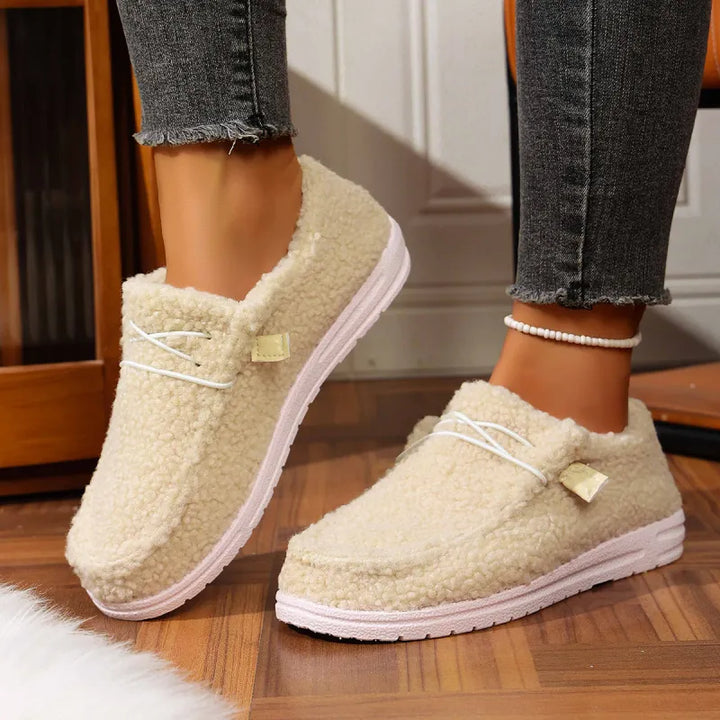 Gros plan sur la texture moelleuse des chaussons femme, offrant une douceur et un confort inégalés.