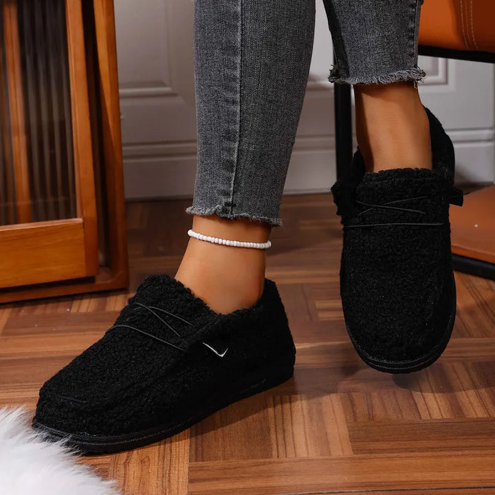 Chaussons femme confortables avec semelle antidérapante, adaptés pour l'intérieur et les petites sorties.