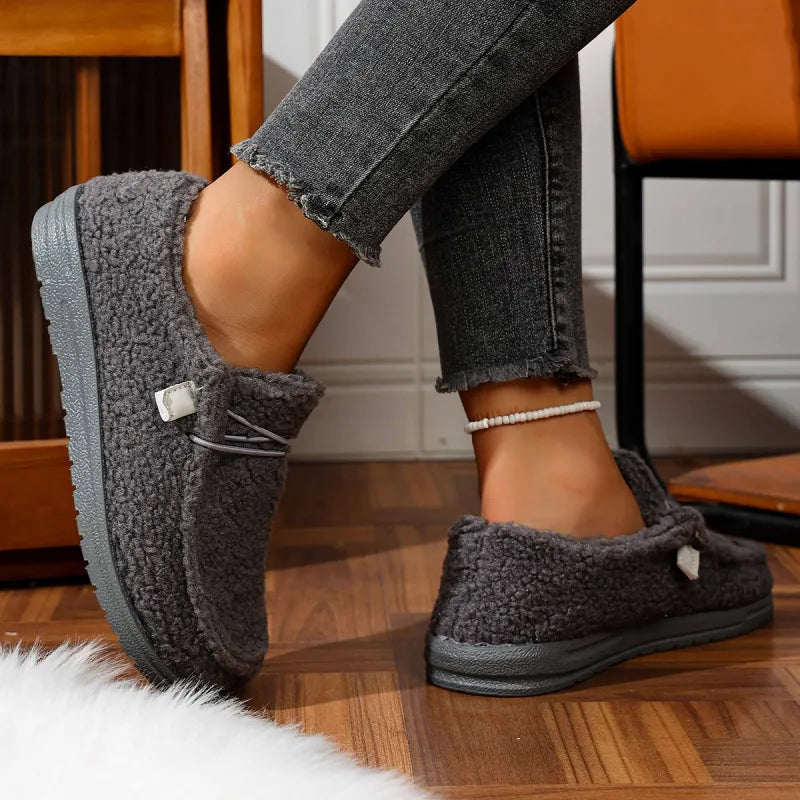 Idée cadeau femme : des slippers douillets et chaleureux pour une détente assurée cet hiver.