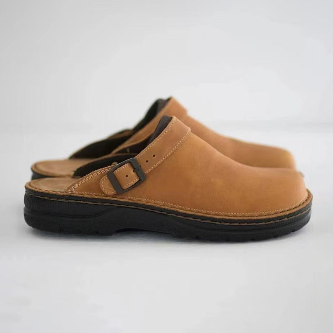 Chaussons homme en cuir, confort et style.  Design élégant, semelle antidérapante.
