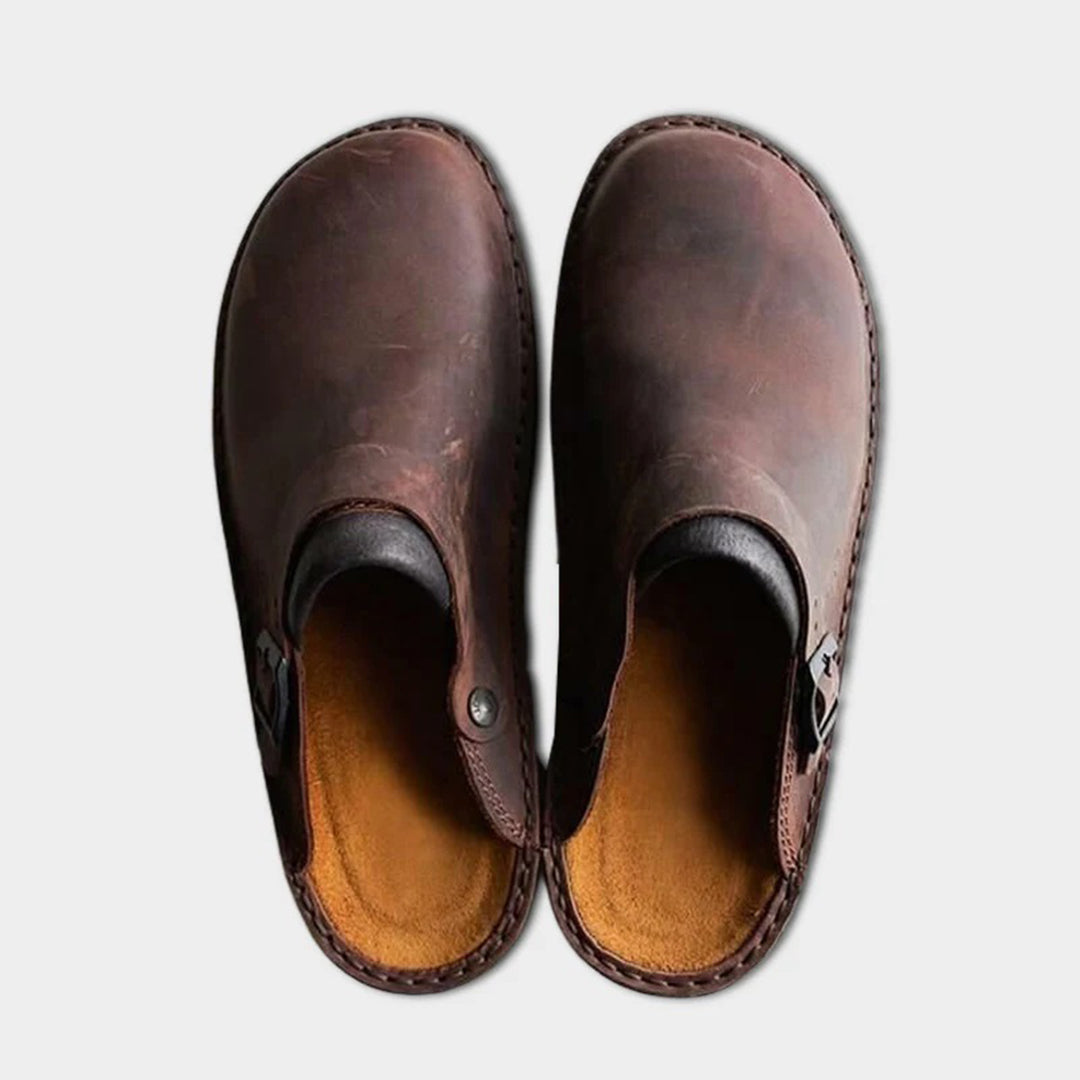 Chaussons homme en cuir, confort et style.  Design élégant, semelle antidérapante.