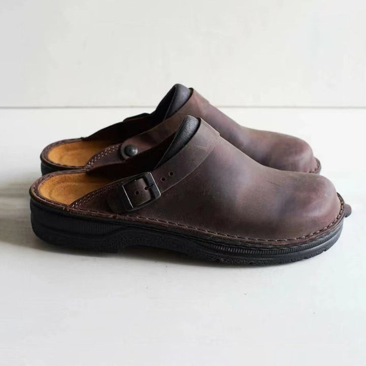Chaussons homme en cuir, confort et style.  Design élégant, semelle antidérapante.