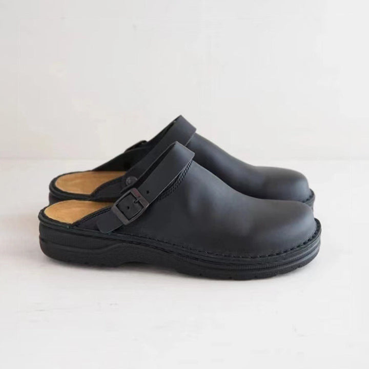 Chaussons homme en cuir, confort et style.  Design élégant, semelle antidérapante.