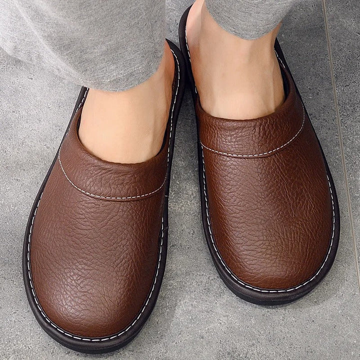 Chaussons homme en cuir marron, confortables et élégants pour la détente à la maison.