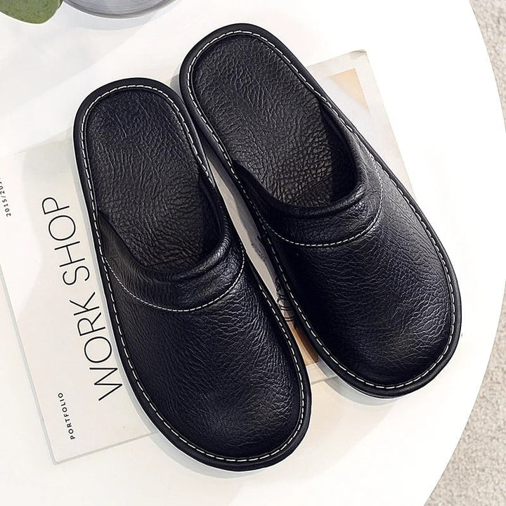 Chaussons homme en cuir marron clair, style décontracté et confort garanti pour l'intérieur.
