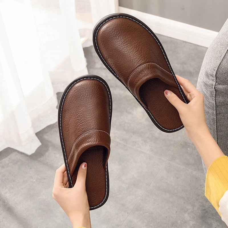 Paire de chaussons homme décontractés en cuir souple, parfaits pour une détente optimale à la maison.