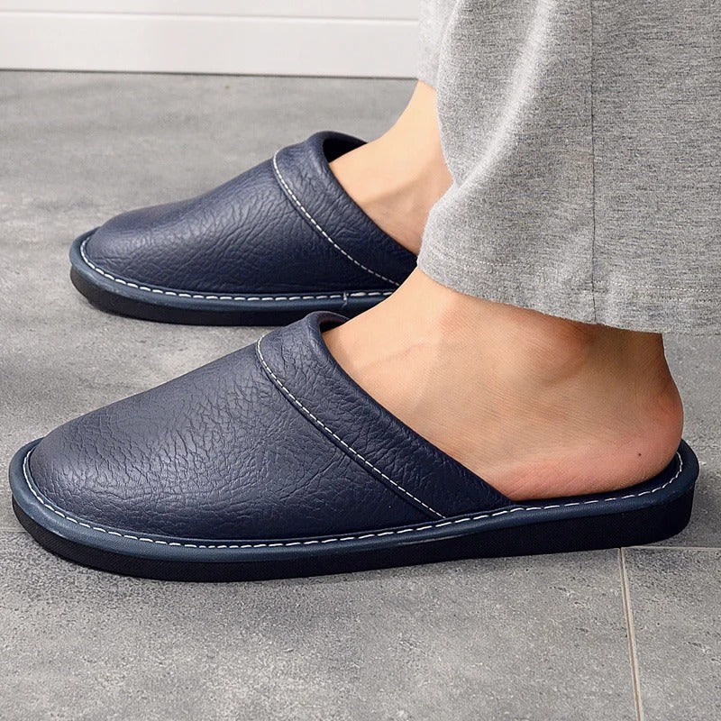 Chaussons homme robustes en cuir, semelle durable, conçus pour un confort longue durée à la maison.