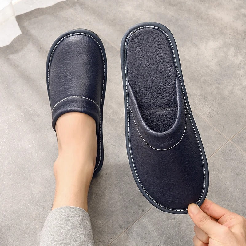 Détail du cuir pleine fleur des chaussons homme, symbolisant l'élégance et le confort intérieur.
