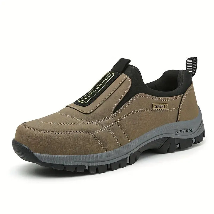 "Chaussures à enfiler orthopédiques pour homme, semelle robuste, design sans lacets, confort et soutien optimal."