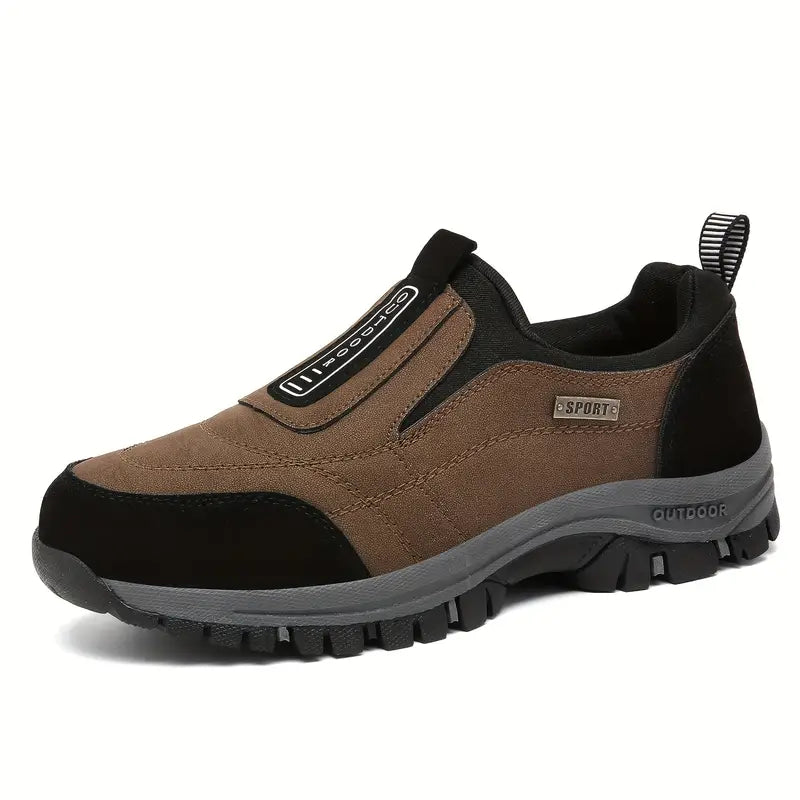 "Chaussures à enfiler orthopédiques pour homme, semelle robuste, design sans lacets, confort et soutien optimal."