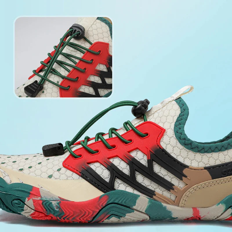 Paire de chaussures aquatiques de randonnée unisexe, design moderne, prêtes pour l'aventure estivale.