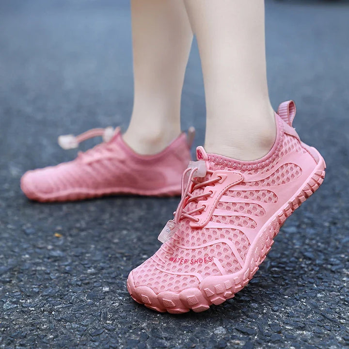 Chaussures aquatiques enfant légères, idéales pour plage, récif et activités nautiques estivales.