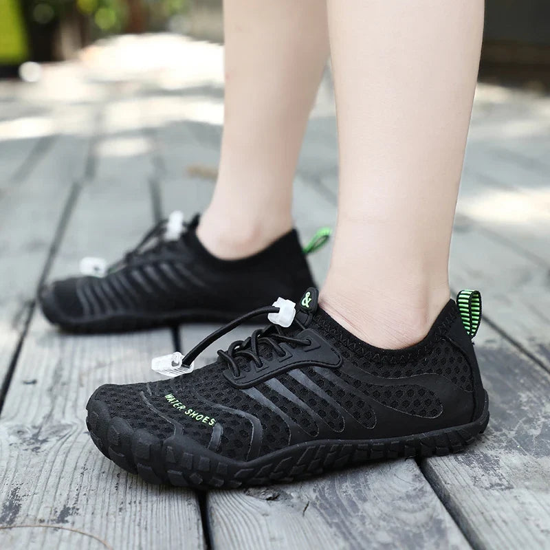 Chaussures aquatiques pieds-nus pour enfants, protection récif, séchage rapide, activités aquatiques.