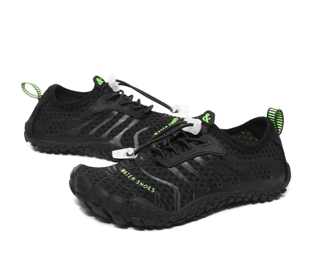 Paire de chaussures aquatiques légères enfant, essentielles pour la plage, récif et activités nautiques.