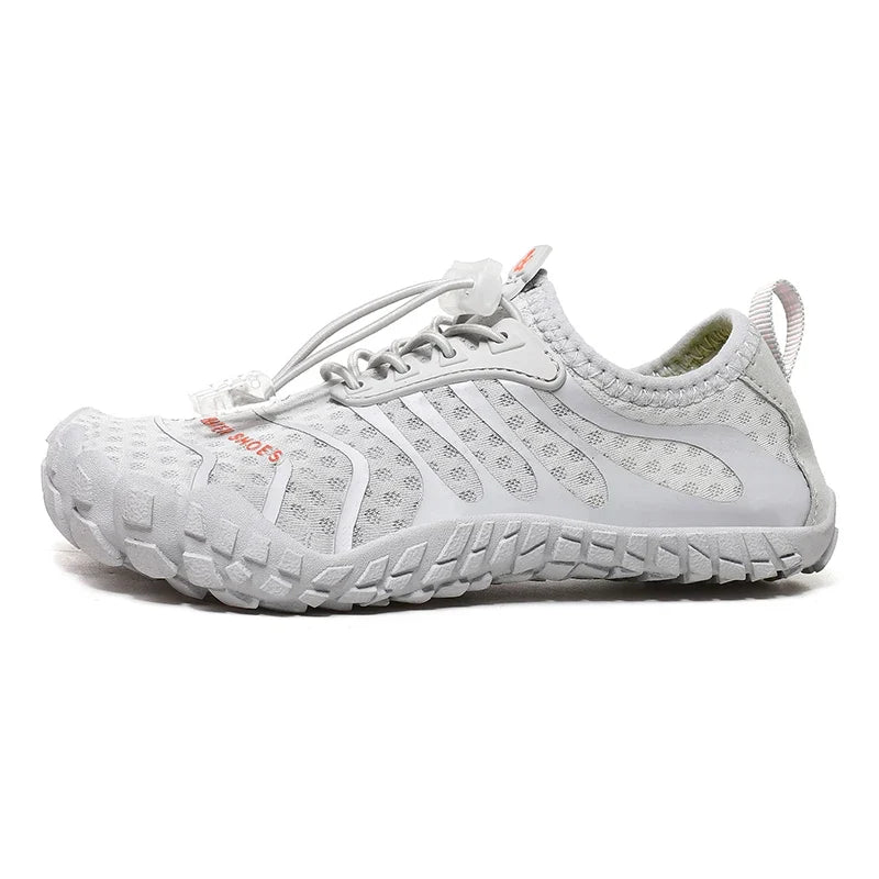 Pieds d'enfant portant des chaussures aquatiques confortables, idéales pour natation et exploration récif.