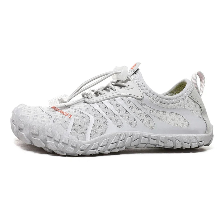 Pieds d'enfant portant des chaussures aquatiques confortables, idéales pour natation et exploration récif.