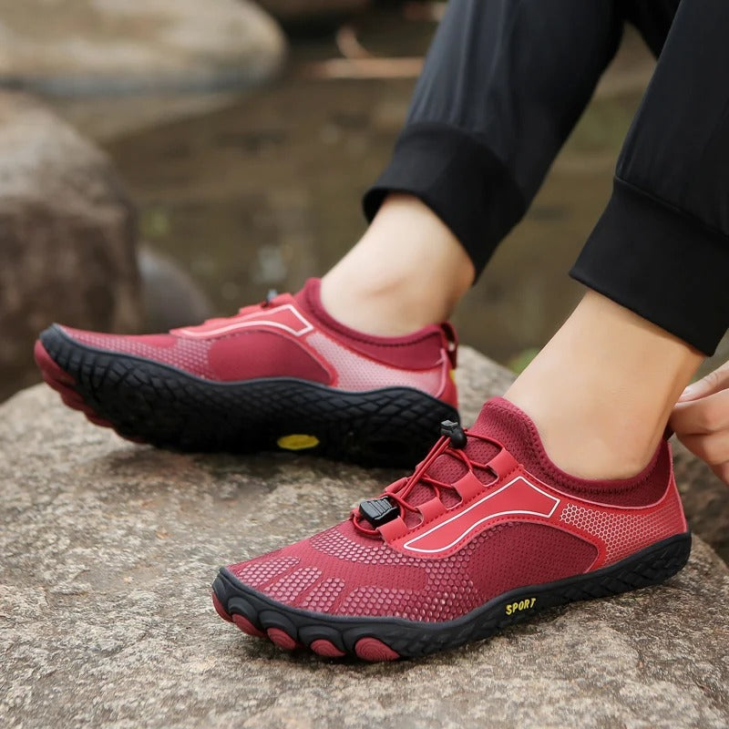 Détail des chaussures aquatiques légères noires unisexe avec semelle antidérapante et drainage.