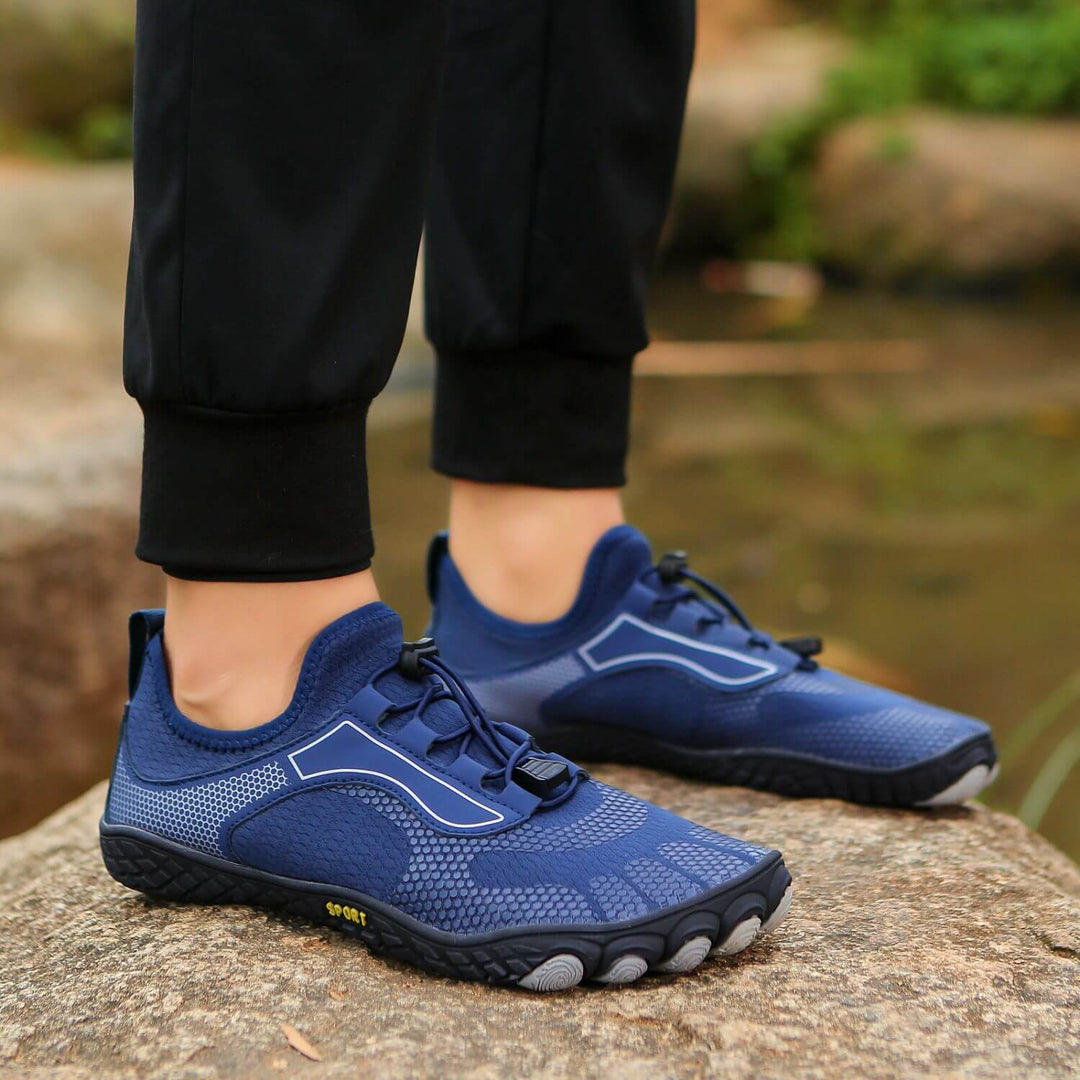 Vue de profil des chaussures aquatiques légères effet pieds nus, confortables et souples.