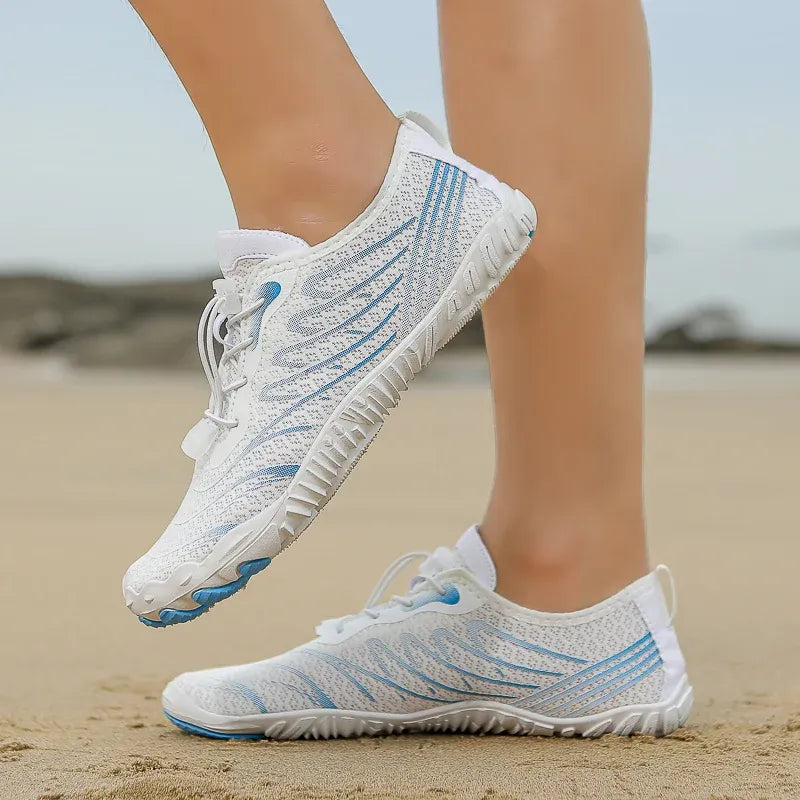 Paire de chaussures aquatiques flexibles et légères, idéales pour la plage, la randonnée et activités nautiques. Antidérapantes.