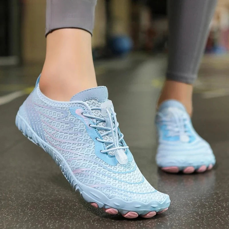 Chaussures aquatiques légères et flexibles pour les pieds, idéales pour la randonnée et les activités nautiques.