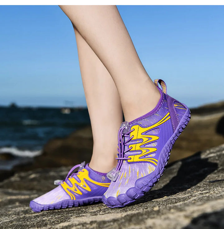 Baskets d'eau pieds nus pour enfants. Protection et liberté de mouvement pour jouer en toute sécurité à la plage.