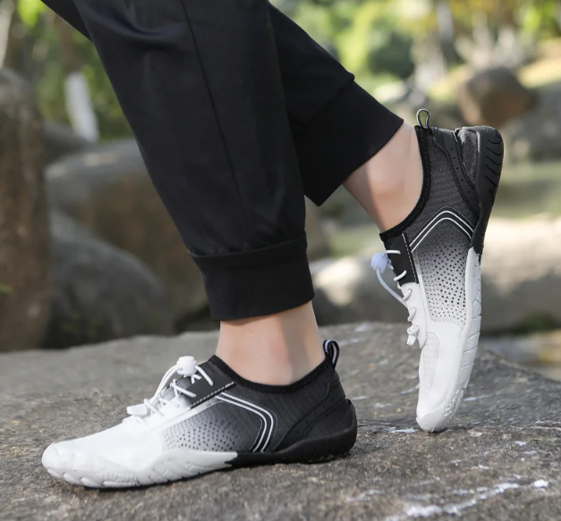 Chaussures pieds nus sportives pour hommes et femmes, offrant confort et flexibilité pour l'eau.