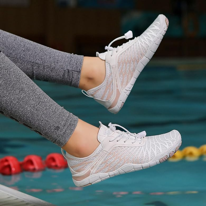 Paires de chaussures de plage antidérapantes pour hommes et femmes, idéales pour l'eau et les activités de plein air.