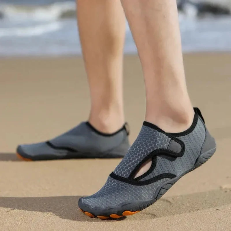 Chaussures aquatiques pieds nus respirantes pour enfants, idéales natation et jeux de plage estivaux.