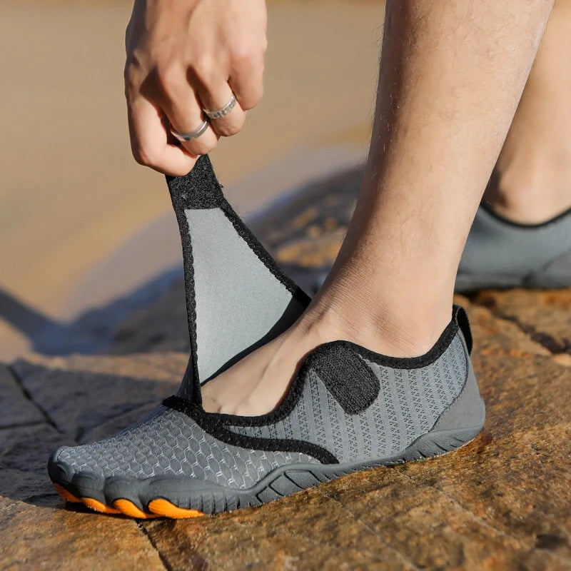 Chaussures aquatiques adultes légères pour sports nautiques, confort pieds nus et semelle antidérapante.