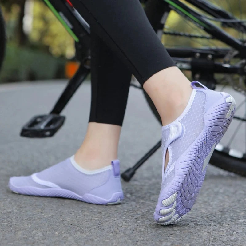 Chaussures aquatiques légères et respirantes pour l'été, idéales pieds nus enfants et adultes.