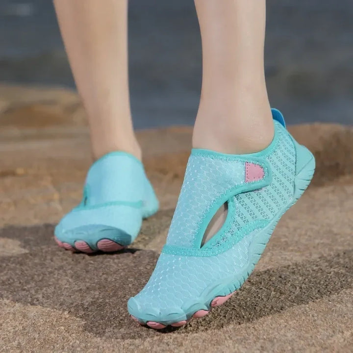 Sensation pieds nus avec ces chaussures aquatiques unisexes, idéales pour la plage, natation et sports d'eau.