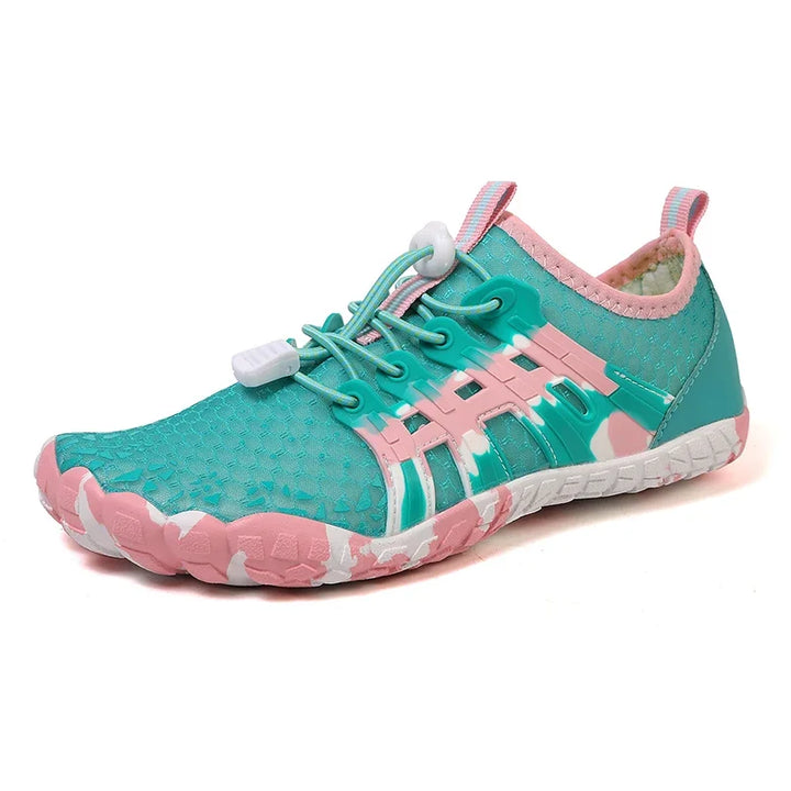 Chaussures aquatiques ultra-légères et flexibles, parfaites pour le confort pieds nus et activités aquatiques.