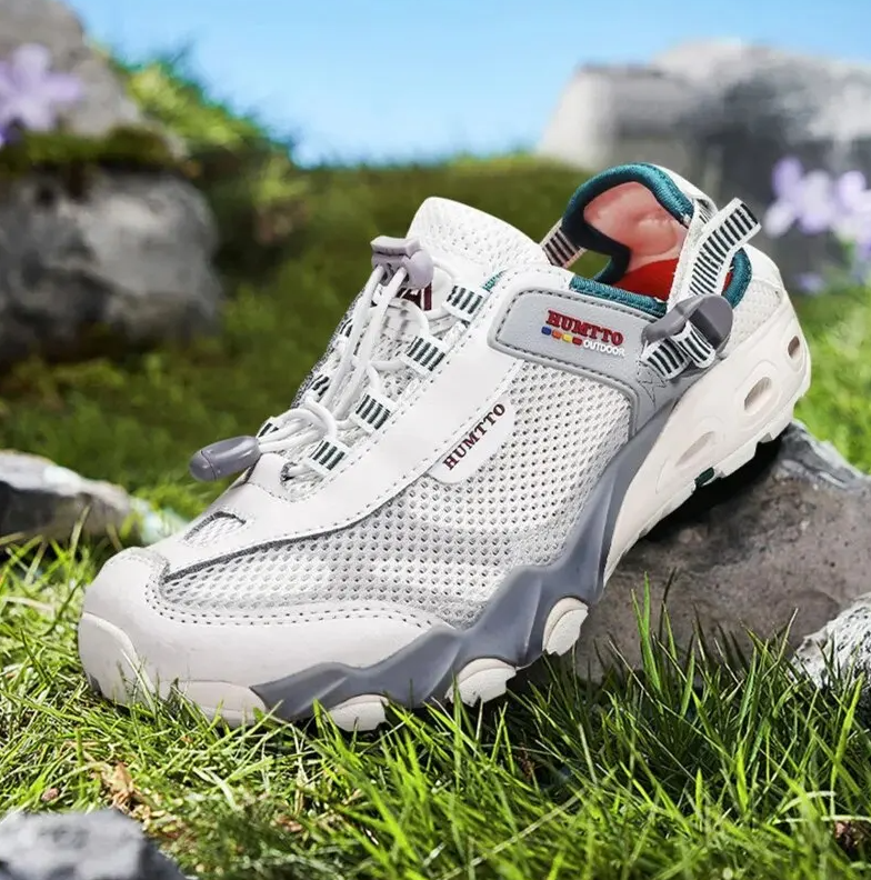 Paire de chaussures aquatiques légères femme, parfaites pour le sport extérieur et le confort.