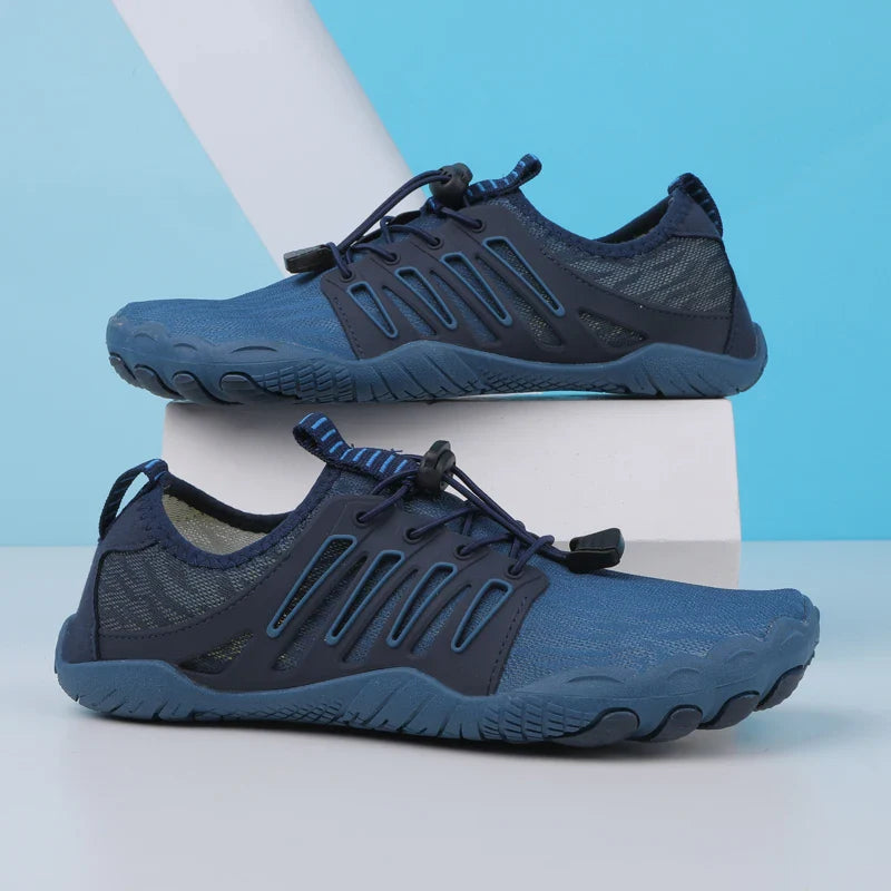 Paire de chaussures aquatiques confortables, souples et respirantes, offrant sensation pieds nus pour détente.