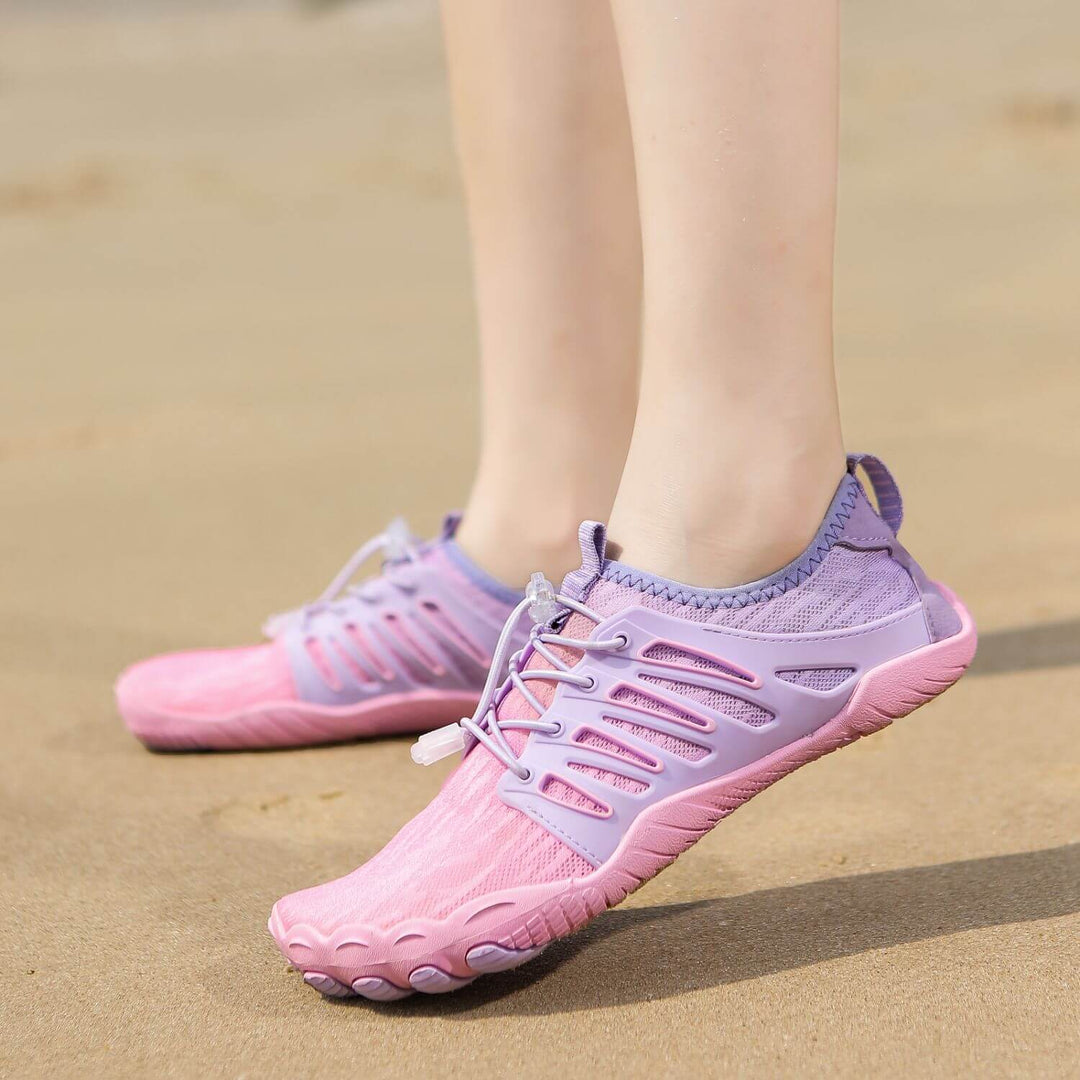 Chaussures aquatiques confortables pour articulations sensibles, idéales pour marche et activités aquatiques douces.