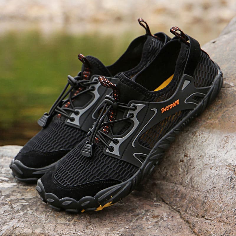 Modèle unisexe de chaussures aquatiques, ultra légères et séchant vite, pour le confort des pieds nus.