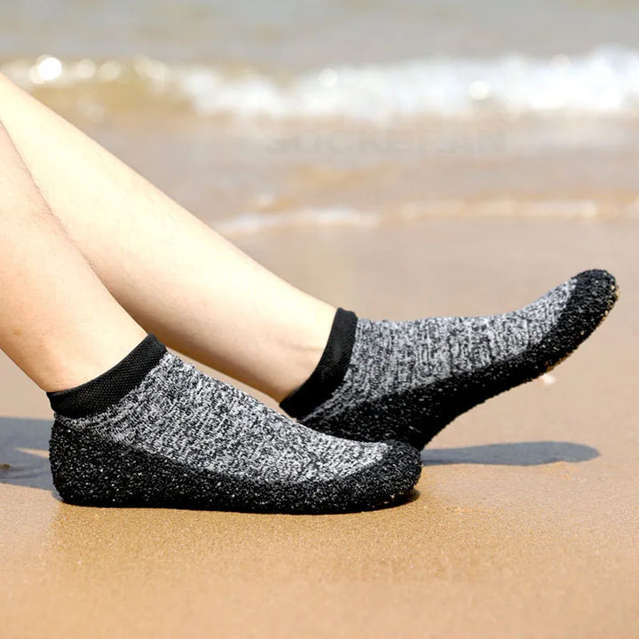 Chaussures aquatiques confortables pour activités extérieures, plage, piscine et sport.